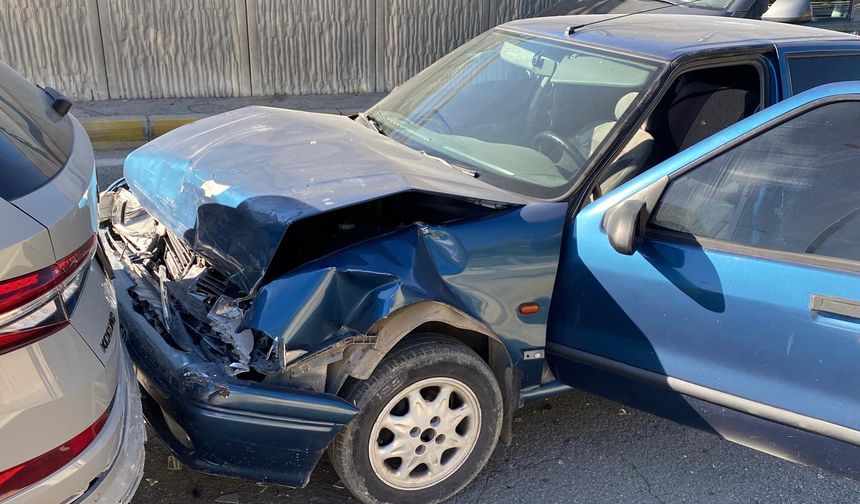 Zincirleme kazada 2 kişi yaralandı