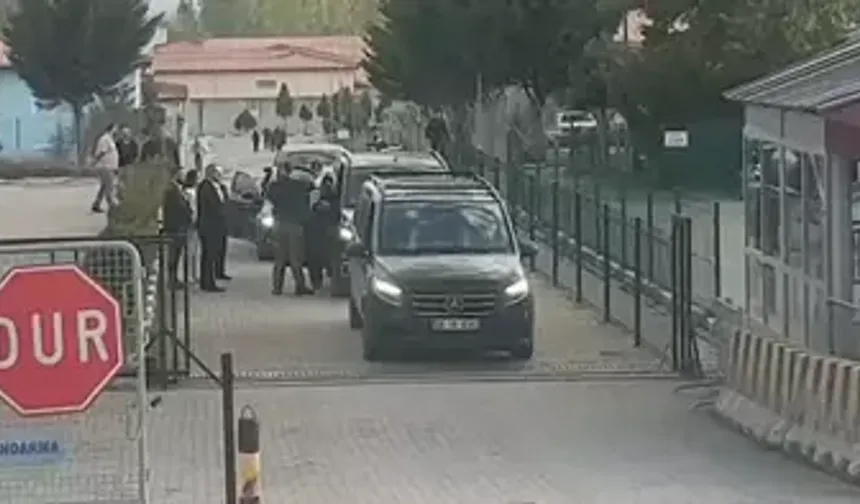 Özgür Özel’den Pınar Türker’e Cezaevi Ziyareti