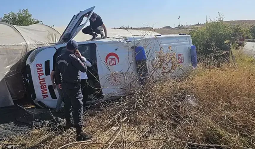 Ambulans kazası: 3 sağlık görevlisiyle birlikte 8 kişi yaralandı