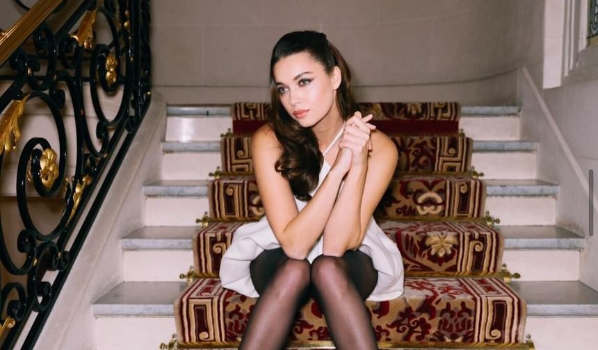 Afra Saraçoğlu’nun Yeni Dizisi Pera: Gör Beni’den İlk Afiş Geldi
