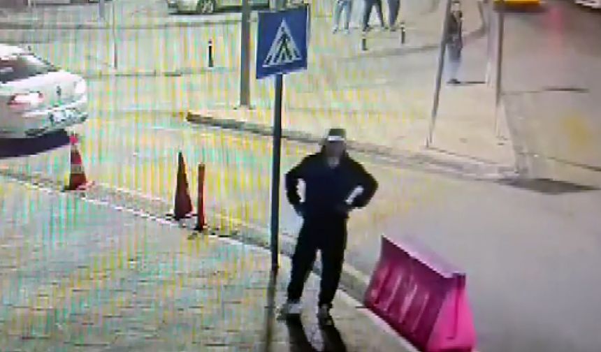 Acil servis önündeki motosikleti çaldı!