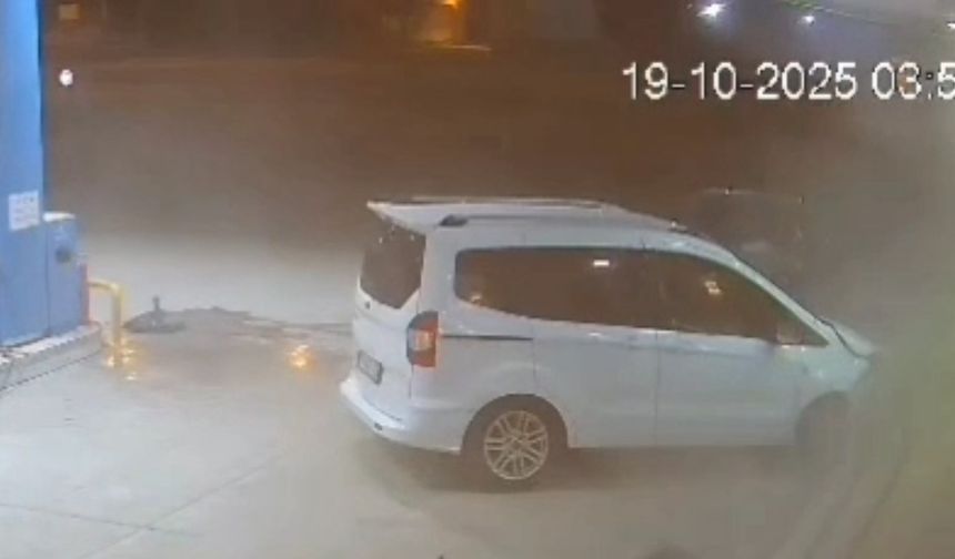 Akaryakıt istasyonuna yanlışlıkla daldı