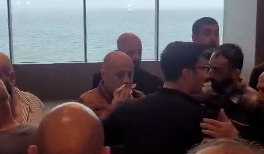 CHP Kongresinde Arbede: 2 Partili Yaralandı