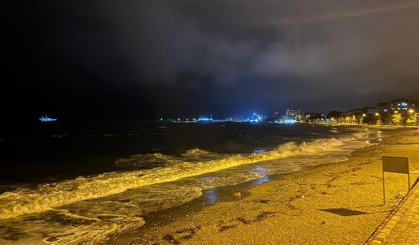 Erdek’te Lodos Felaketi: Tekne ve Yelkenliler Karaya Vurdu