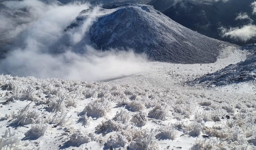 Hasan Dağı’nda kar manzarası kartpostallık görüntüler oluşturdu