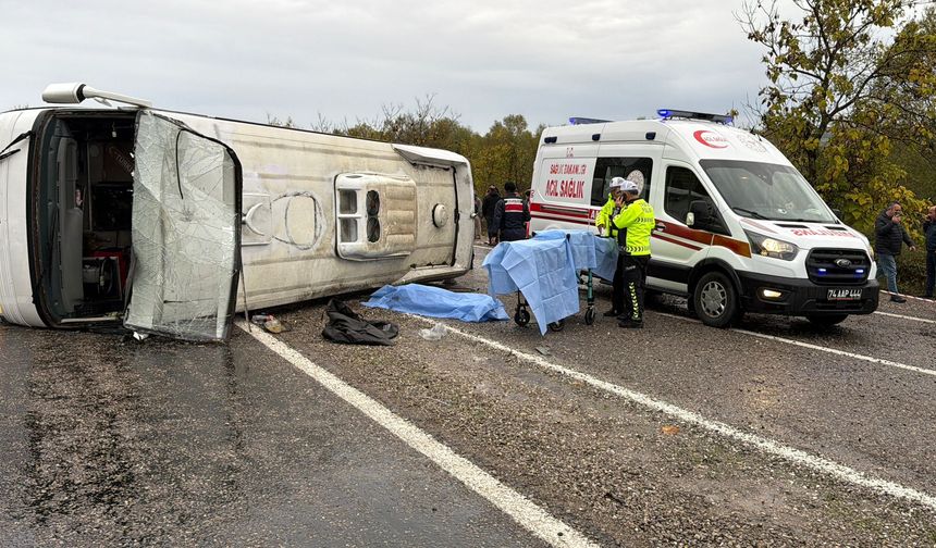 Bartın'da İşçi servis midibüsü devrildi: 1 ölü, 19 yaralı