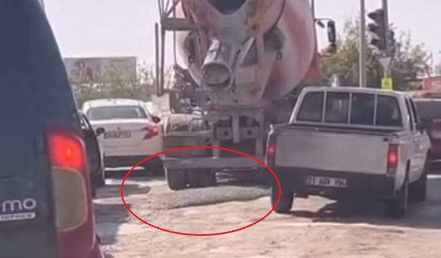 Işıkta bekleyen beton mikserinden yola harç döküldü