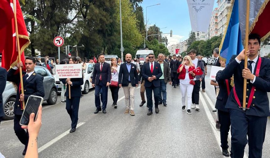İzmir'de öğrencilerden 'Cumhuriyet Yürüyüşü'