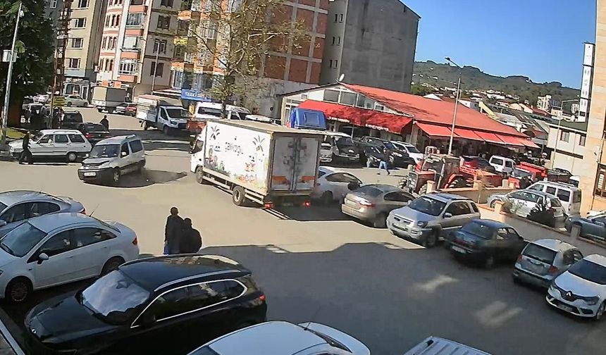 Kamyonet ile hafif ticari araç çarpıştı!