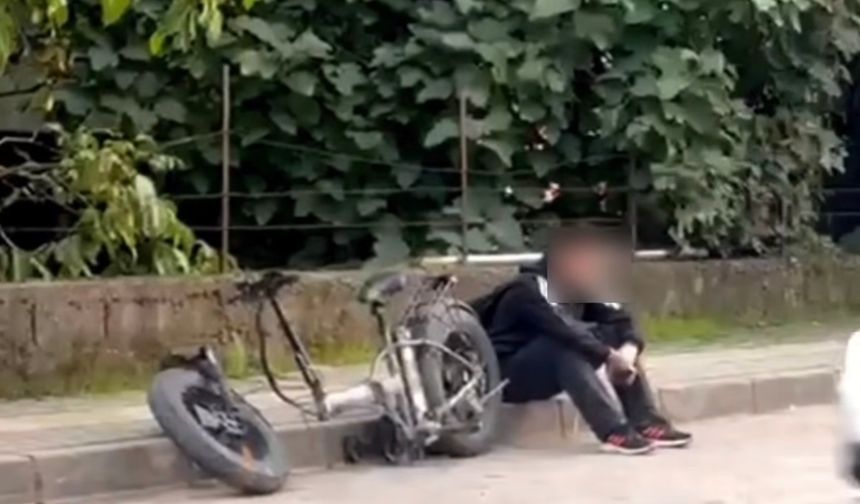 Minibüsün altından kalmaktan son anda kurtuldu