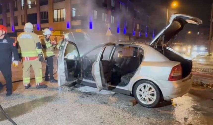 Park halindeki otomobil alev aldı