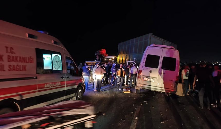 Reyhanlı’da Servis Minibüsü Traktöre Çarptı: 14 Yaralı