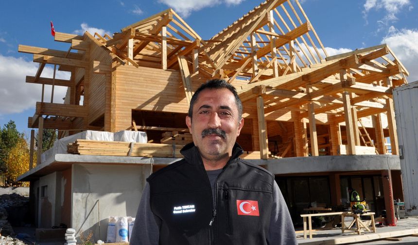 Rusya’dan Getirilen Ağaçlarla Yeni Kütük Ev İnşa Ediliyor