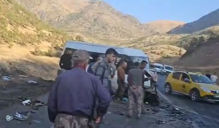 Şırnak’ta minibüs ile hafif ticari araç çarpıştı