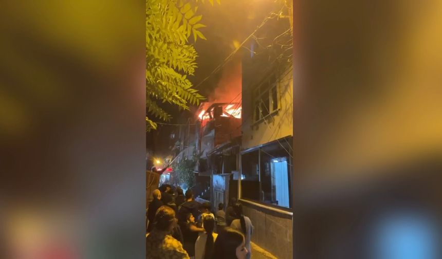 Şişli'de bir binanın çatısında yangın çıktı!