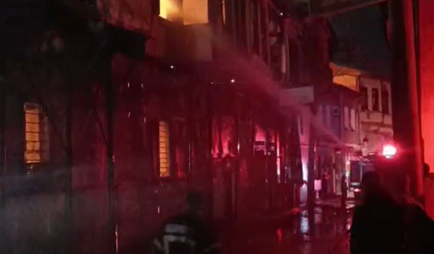 Tarsus’ta yangın: Alevler iki evi küle çevirdi
