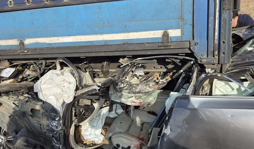 TIR'a arkadan çarpan otomobilin sürücüsü öldü