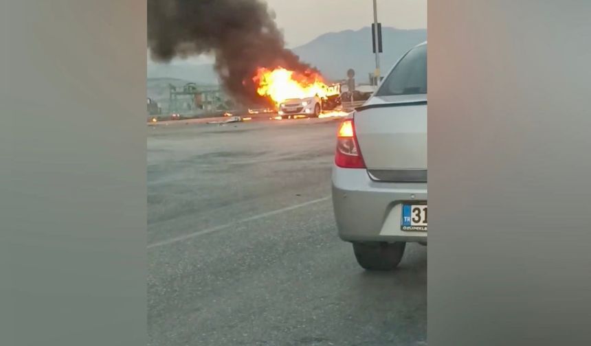 Trafik ışıklarında otomobil alev aldı, itfaiye müdahale etti