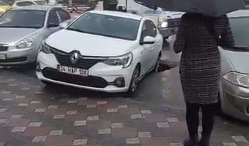 Yağış sonrası yol göçtü, araç çukura düştü