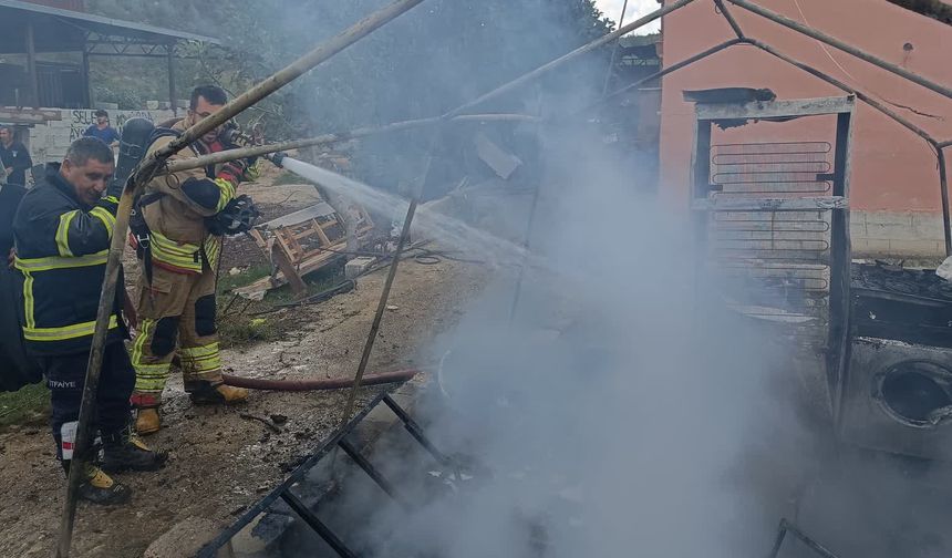 Yayladağı’nda Konteyner Yangını: 1 Ölü, 1 Yaralı