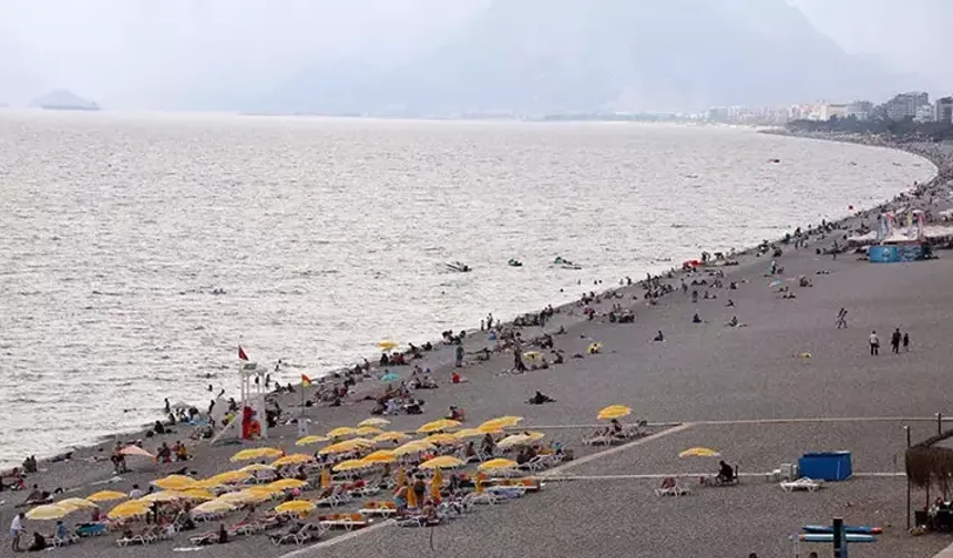 Konyaaltı Sahili'nde yoğunluk devam ediyor
