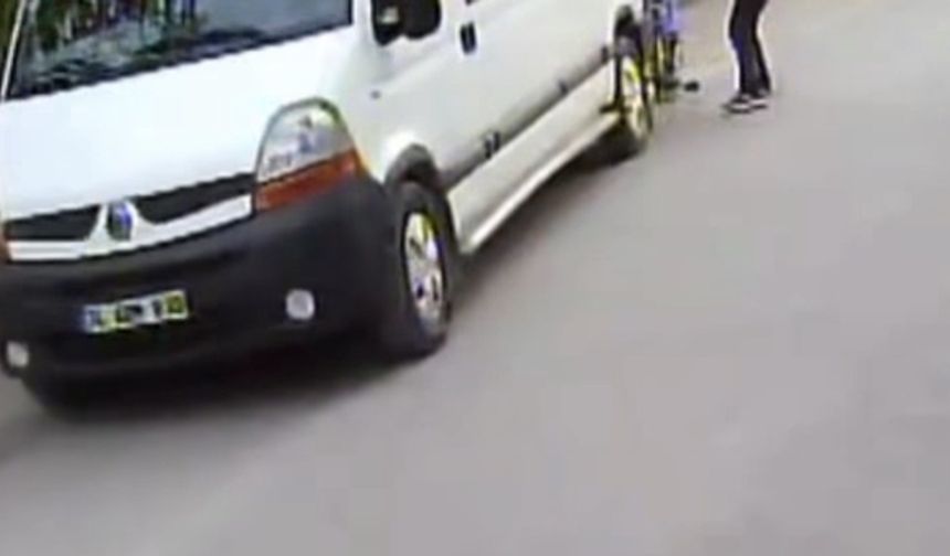 Minibüsün altında kalıyordu!