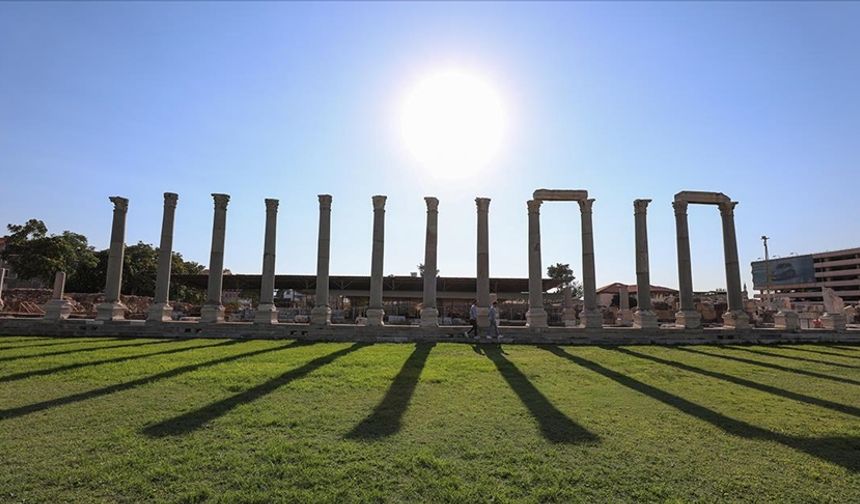 Smyrna Antik Kenti'nde 1800 Yıllık Heykel Bulundu