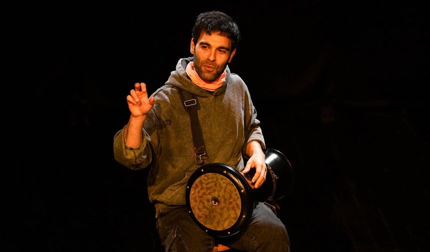 “9/8’lik Kıyamet” Etimesgutlu Tiyatroseverleri Büyüledi!