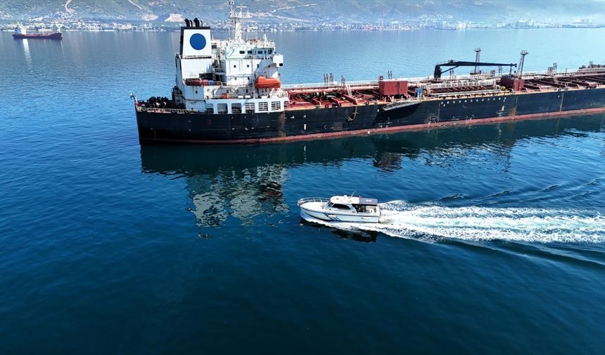 İzmit Körfezi'nden 7 bin 90 metreküp atık uzaklaştırıldı!