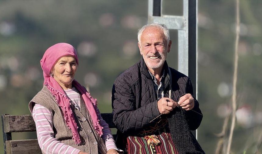Keçi kılından çorap örüyor!