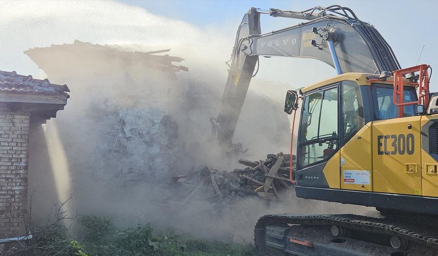 Sındırgı'da hasarlı yapıların yıkımı devam ediyor!