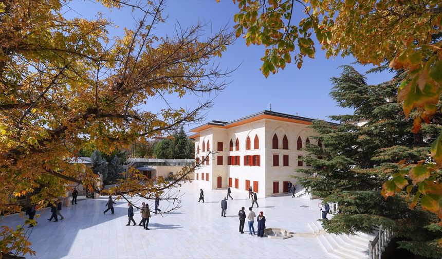 Sonbahar renkleri Somuncu Baba Külliyesi’ni sardı