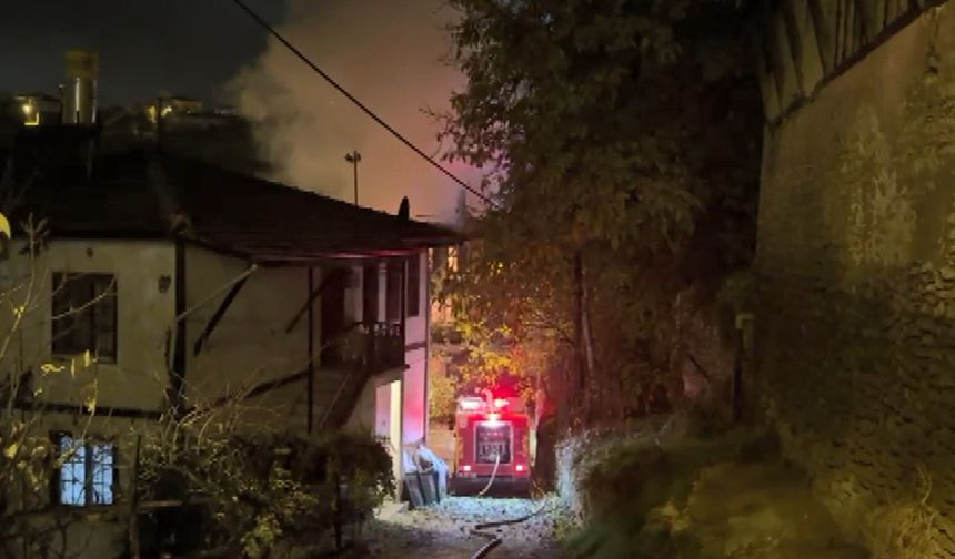 3 katlı tarihi konakta yangın!