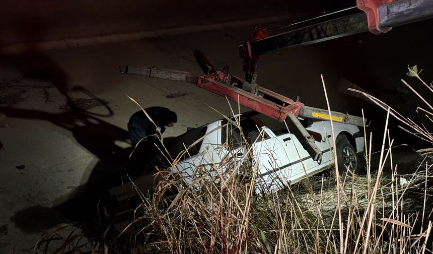 Aydın'da otomobil su kanalına devrildi