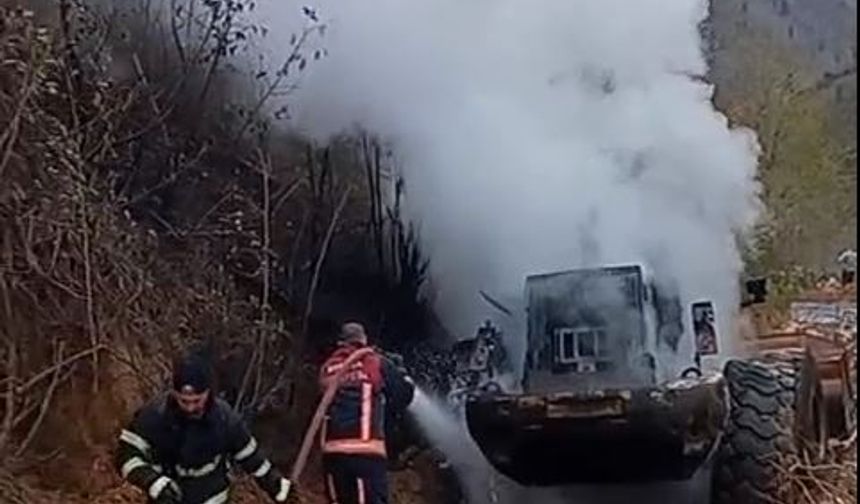 Borçka’da Yol Çalışmasında İş Makinesi Yandı