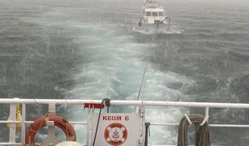 Çanakkale Boğazı'nda sürüklenen tekne kurtarıldı!