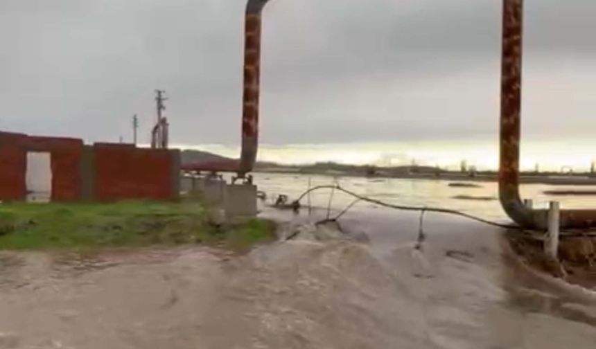 Çanakkale'de sağanak; Tuzla Çayı taştı