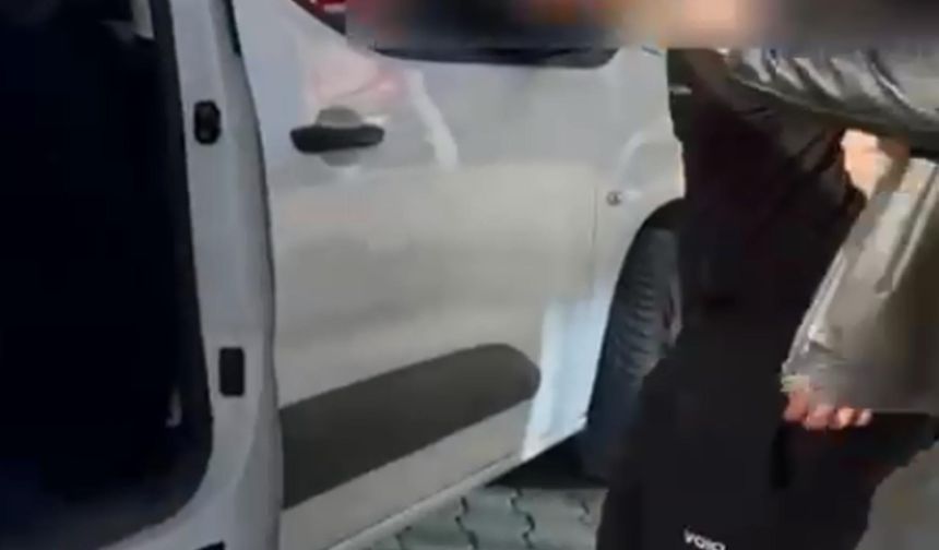 Canlı yayında Türk bayrağını yakmaya çalıştı!