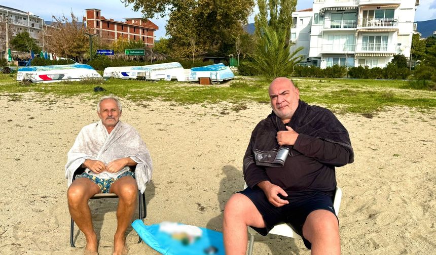 Erdek'te sıcak havayı fırsat bilenler denize koştu!