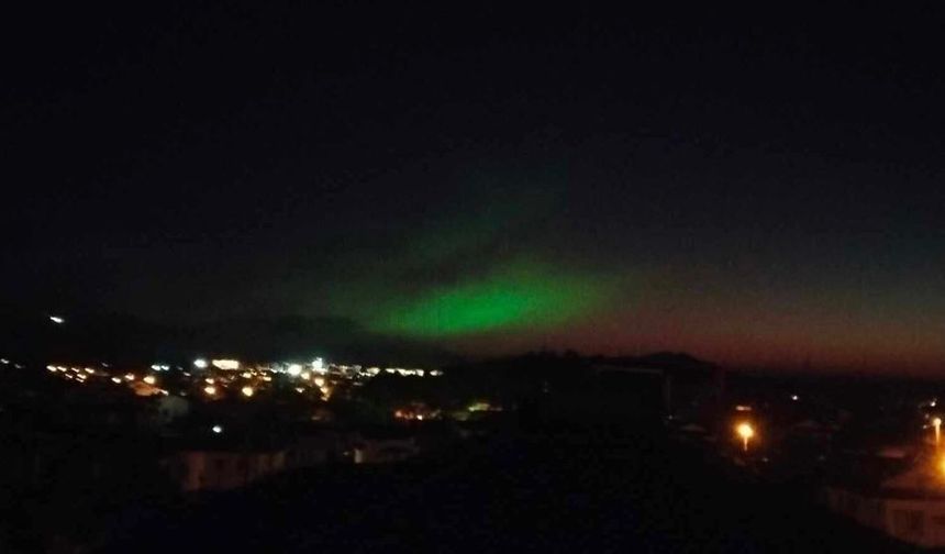 Fethiye'de gökyüzündeki mor ve yeşil ışık görüldü