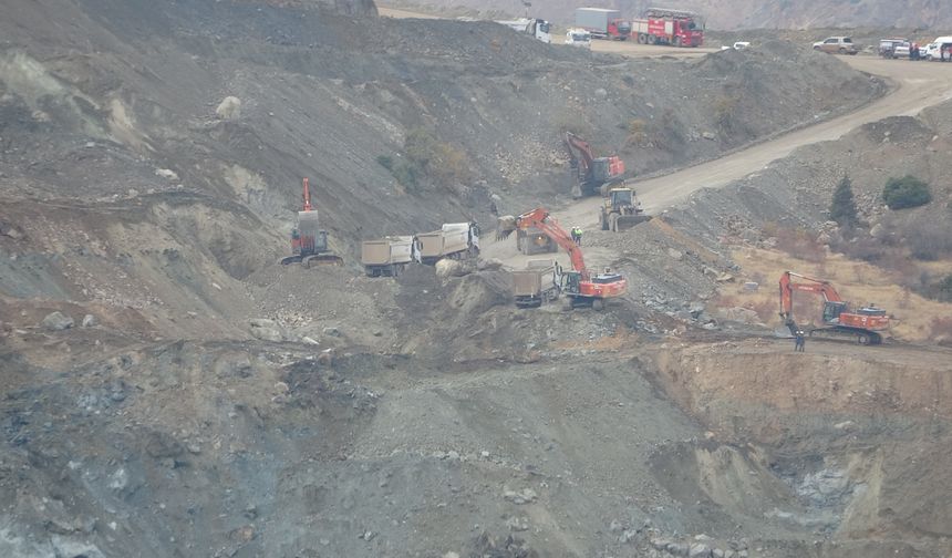 Göçük altında kalan şantiye müdürü aranıyor