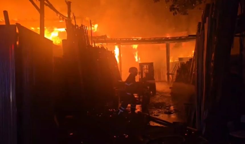 İş yeri yangınında mahsur kalan güvercinler kurtarıldı