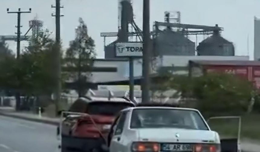 Kapıları açık otomobil ile yolculuk yaptı