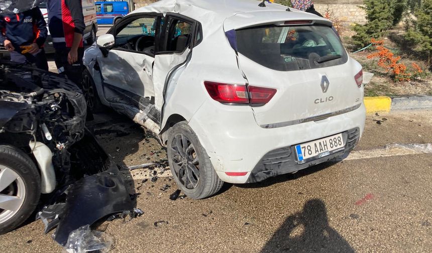 Karabük'te kavşakta otomobiller çarpıştı