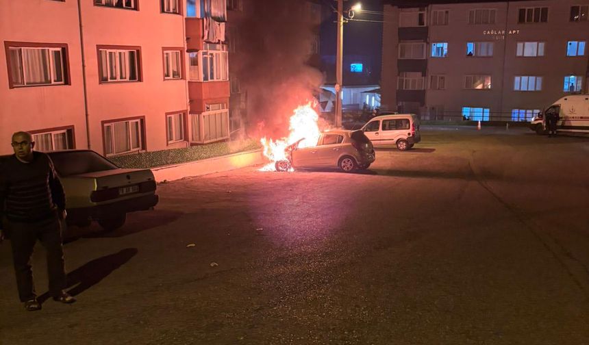 Karabük’te Park Halindeki Otomobil Yandı