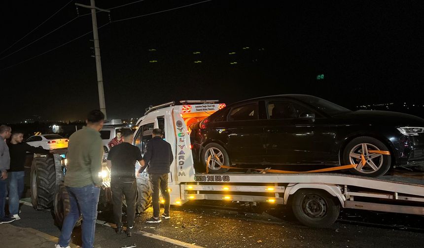 Manisa'da traktör ile çekici çarpıştı