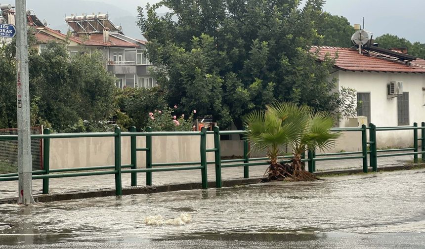 Marmaris’te fırtına iki yelkenliyi karaya sürükledi