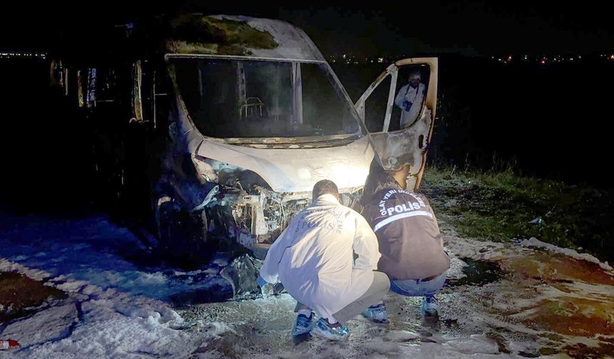 Minibüsü ateşe verdi!