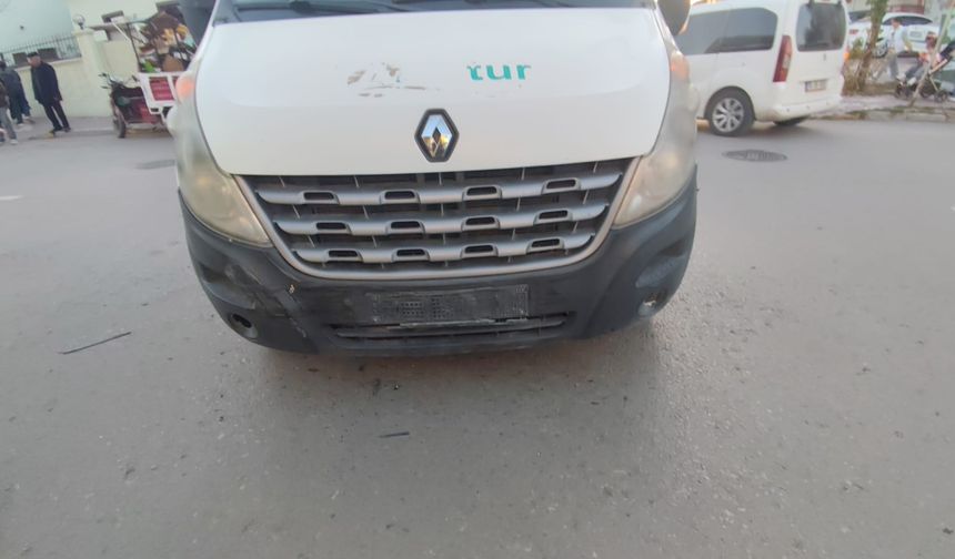 Otomobil elektrikli bisiklete çarptı