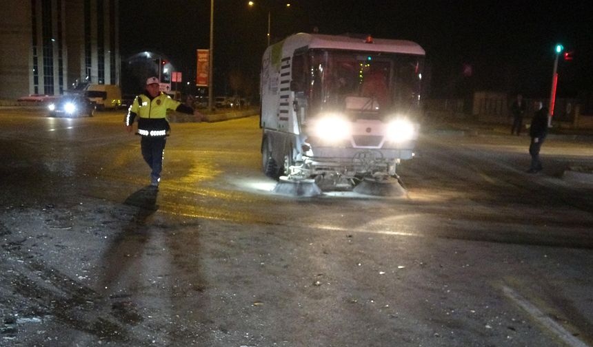 Polisten Kaçan Ehliyetsiz Sürücü Kırmızı Işıkta Çarpıştı: 3 Yaralı
